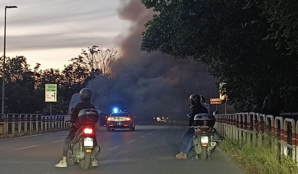 Maxi incendio a Prati Fiscali, aria irrespirabile e fiamme vicino al Poligrafico 2