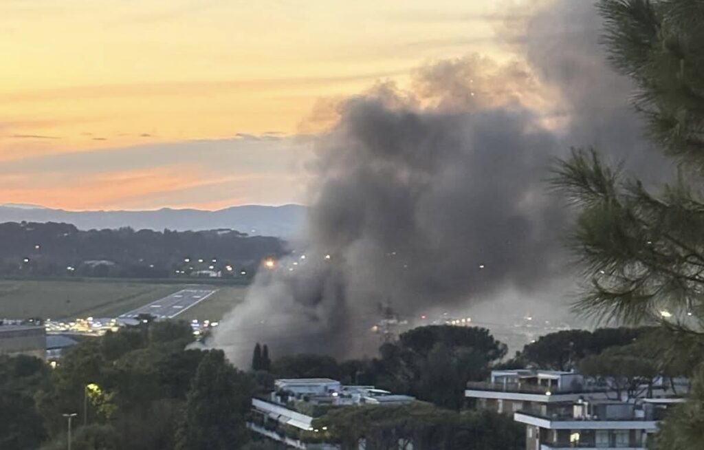 Maxi incendio a Prati Fiscali, aria irrespirabile e fiamme vicino al Poligrafico 1