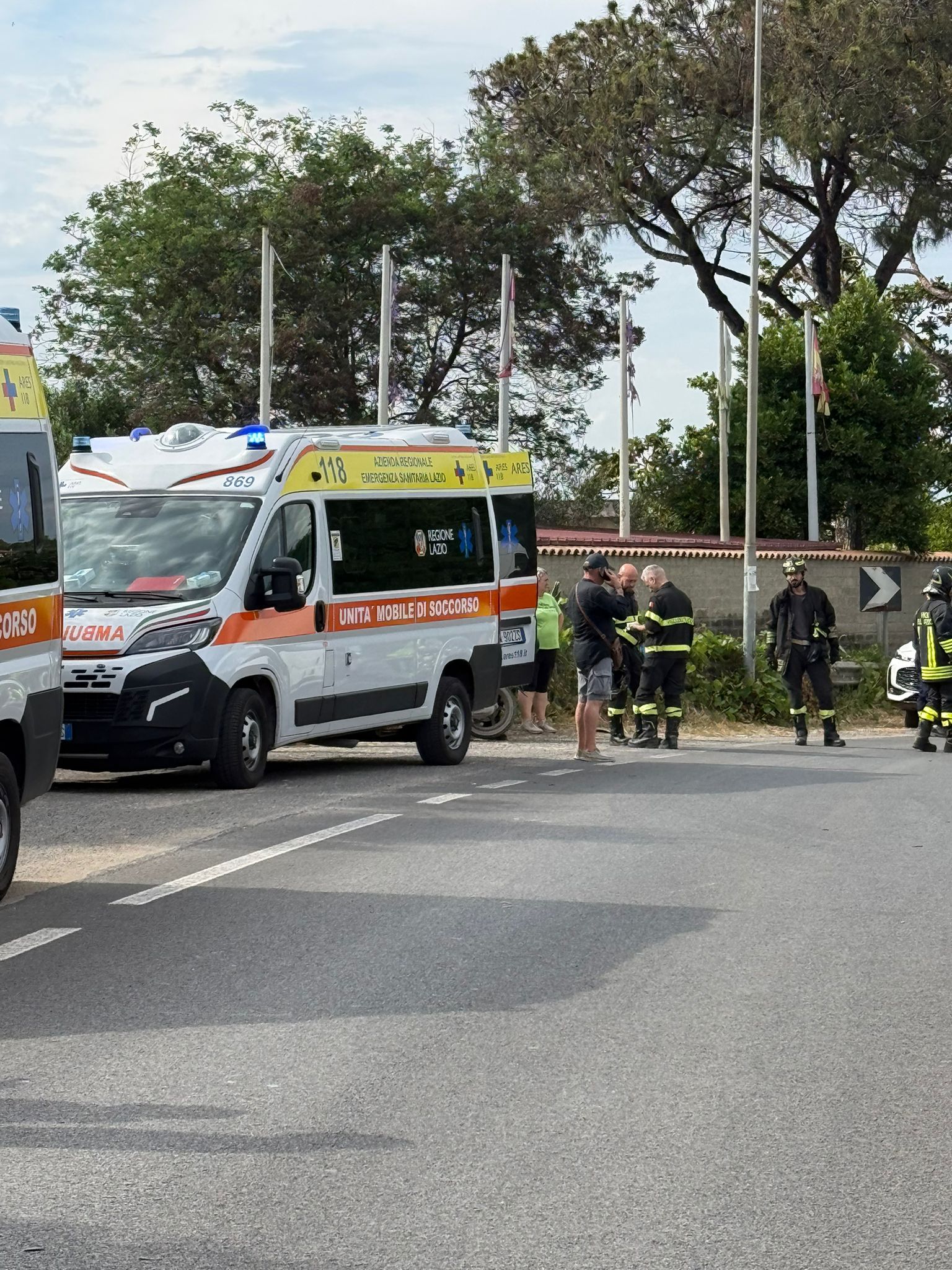 Paura a Tor San Lorenzo, grave incidente sulla Laurentina: centauro in codice rosso (FOTO) 3 Paura a Tor San Lorenzo, grave incidente sulla Laurentina: centauro in codice rosso (FOTO) 3