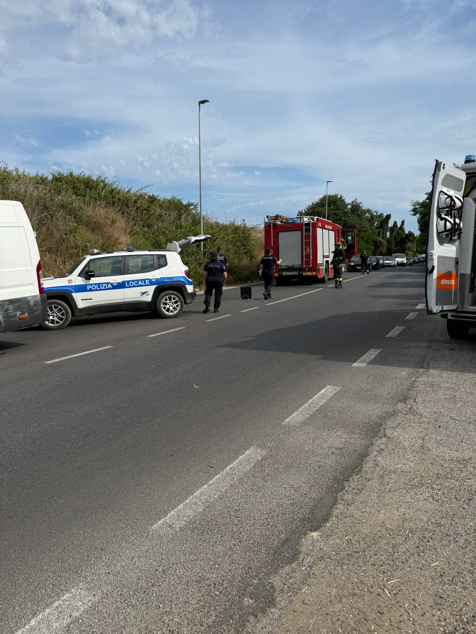 Paura a Tor San Lorenzo, grave incidente sulla Laurentina: centauro in codice rosso (FOTO) 2 Paura a Tor San Lorenzo, grave incidente sulla Laurentina: centauro in codice rosso (FOTO) 2