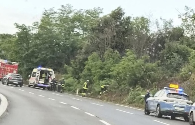 Pontina, auto vola fuori strada e finisce tra gli alberi: traffico bloccato verso Latina (VIDEO) 1