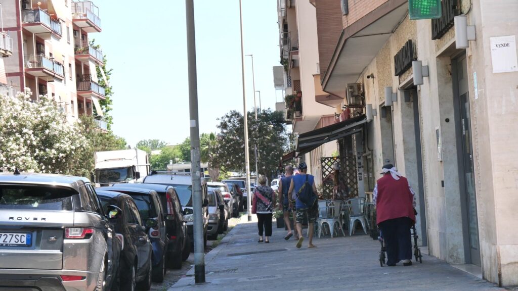 “Le urla, la sirena e quelle ragazze a terra”: il terrore a Ostia per l'auto piombata sul marciapiede (VIDEO) 1 “Le urla, la sirena e quelle ragazze a terra”: il terrore a Ostia per l'auto piombata sul marciapiede (VIDEO) 1