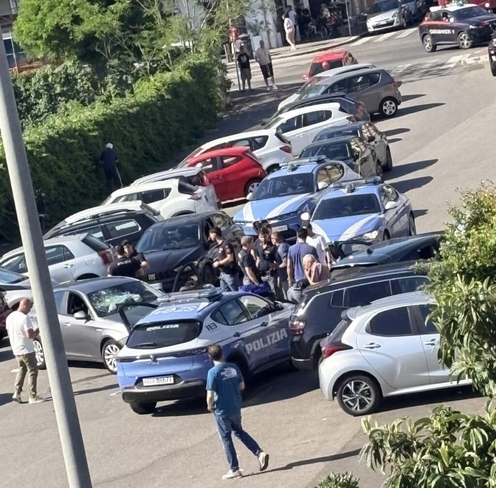 Inseguimento da film e terrore a Ostia: falciate due ragazzine, ferito un agente (VIDEO) 1 Inseguimento da film e terrore a Ostia: falciate due ragazzine, ferito un agente (VIDEO) 1