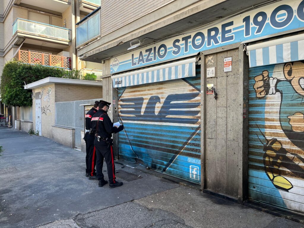 Bomba carta contro il Lazio Store: boato nella notte a Ostia 2