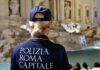 Minorenne deruba a Fontana di Trevi una turista in procinto di partire: la polizia locale recupera anche i passaporti