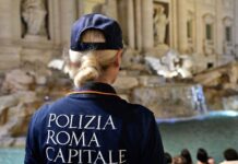 Minorenne deruba a Fontana di Trevi una turista in procinto di partire: la polizia locale recupera anche i passaporti