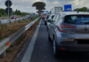 Auto in fiamme sulla Pontina: traffico bloccato e lunghe code verso sud