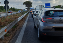 Auto in fiamme sulla Pontina: traffico bloccato e lunghe code verso sud