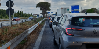 Auto in fiamme sulla Pontina: traffico bloccato e lunghe code verso sud