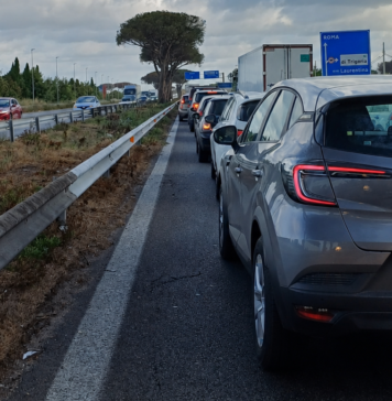 Auto in fiamme sulla Pontina: traffico bloccato e lunghe code verso sud