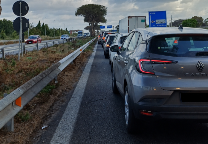 Auto in fiamme sulla Pontina: traffico bloccato e lunghe code verso sud