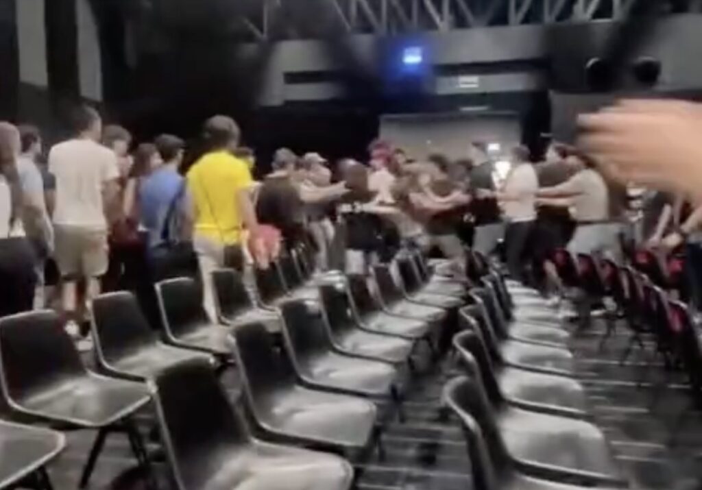 Rissa alla Consulta degli studenti: spintoni e sedie in volo tra destra e sinistra, arriva la polizia (VIDEO) 1 Rissa alla Consulta degli studenti: spintoni e sedie in volo tra destra e sinistra, arriva la polizia (VIDEO) 1
