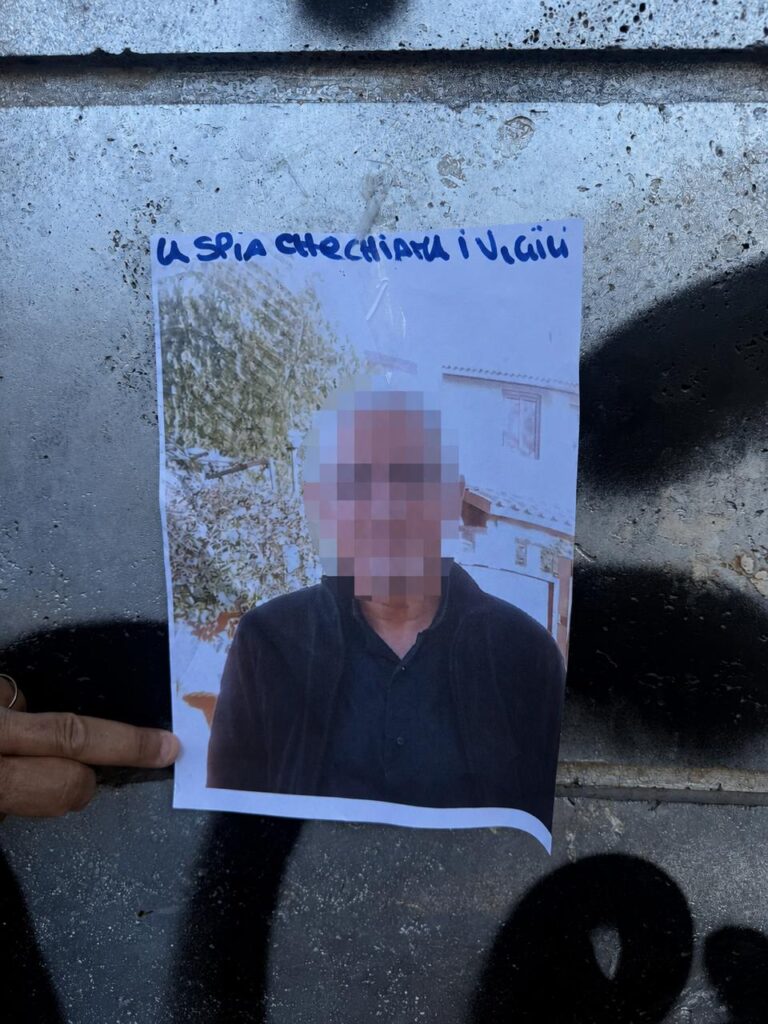 Fa rimuovere l'auto che blocca la moglie invalida: la vendetta della sosta selvaggia sui muri di Roma 1