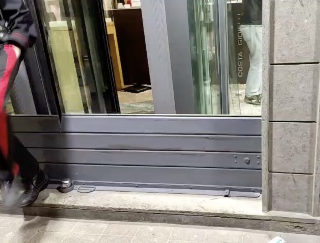 Furto a Torvaianica, spaccata in una gioielleria storica: caccia alla banda dei colpi lampo (VIDEO) 1