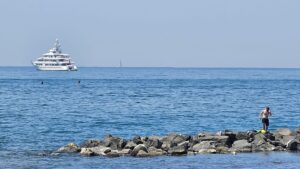 Megayacht e barche da sogno: Utopia arriva a Ostia con il grande uomo d'affari canadese 1 https://canaledieci.it/2025/05/27/superyacht-nympheas-e-nave-scuola-amerigo-vespucci-inizia-la-stagione-degli-inchini-sul-mare-di-ostia/