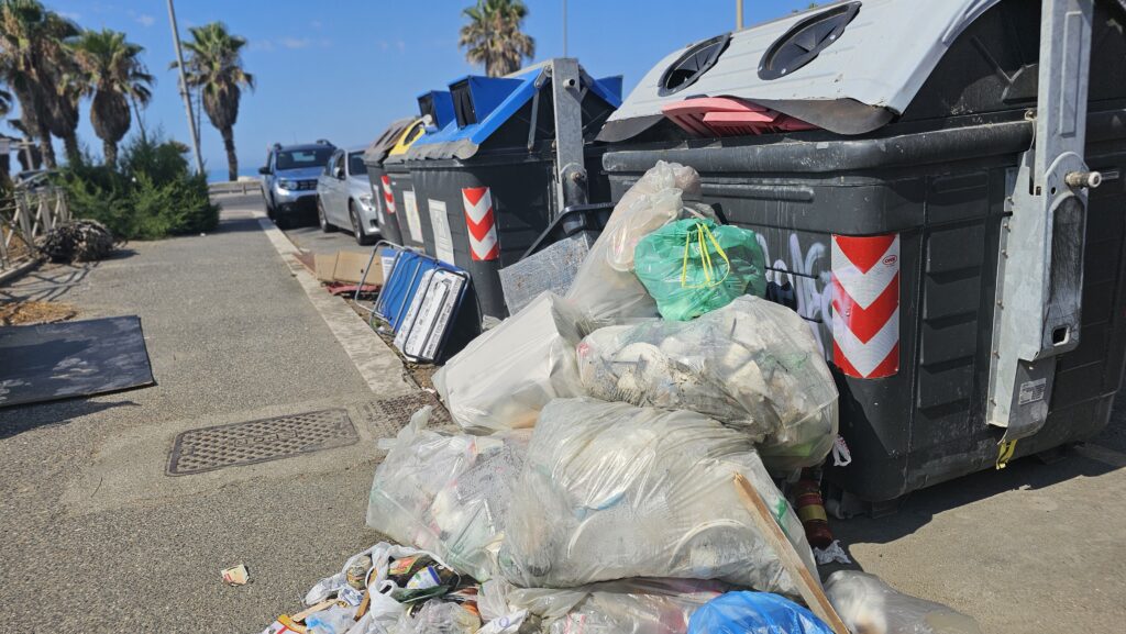 Cassonetti strapieni a ogni ora davanti a stabilimenti e spiagge libere di Ostia (VIDEO) 1