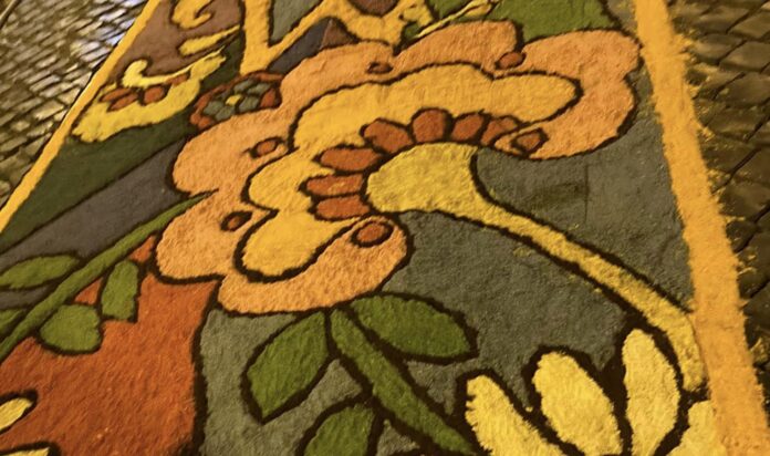 infiorata rocca di papa Torna nel weekend l'attesissima Infiorata di Rocca di Papa: tra disegni di segatura e tradizioni, Piazza della Repubblica si trasforma per due giorni