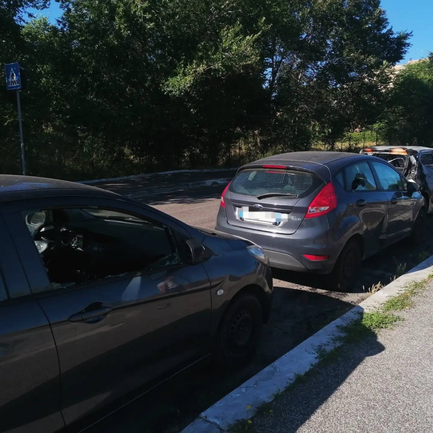 Notte di fuoco e vandalismo a Monti Tiburtini: 5 auto incendiate e finestrini infranti 3