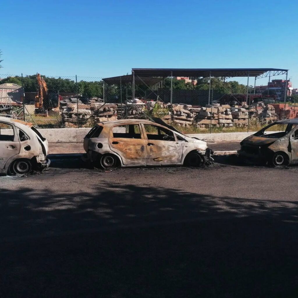 Notte di fuoco e vandalismo a Monti Tiburtini: 5 auto incendiate e finestrini infranti 1