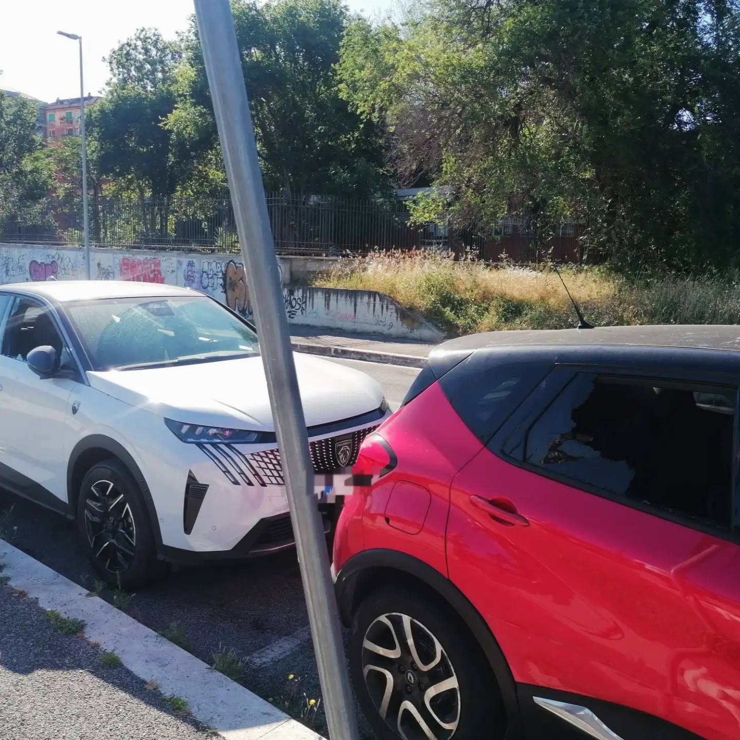Notte di fuoco e vandalismo a Monti Tiburtini: 5 auto incendiate e finestrini infranti 2