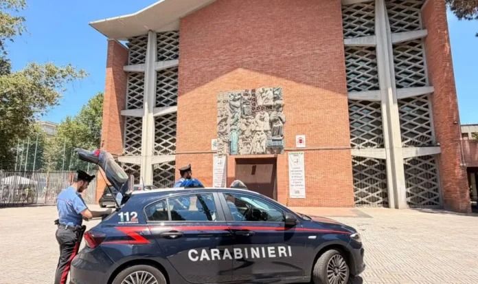 CASILINA-I-Carabinieri-di-Torpignattara-intervenuti-presso-la-chiesa Usa il cortile della parrocchia come base per lo spaccio: in manette un 18enne