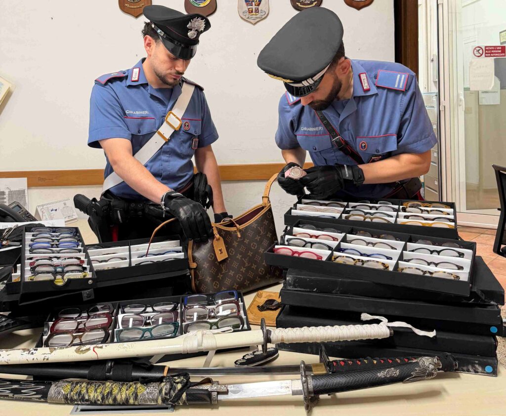Furti al centro commerciale Maximo: scoperto il ladro seriale di occhiali. Nel covo anche 3 katane 1 Furti al centro commerciale Maximo: scoperto il ladro seriale di occhiali. Nel covo anche 3 katane 1