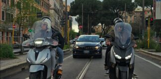 La Squadra mobile scopre i nascondigli dei pusher tra auto-deposito e un casco modificato come "caveau" su ruote