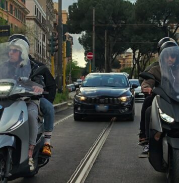 La Squadra mobile scopre i nascondigli dei pusher tra auto-deposito e un casco modificato come "caveau" su ruote
