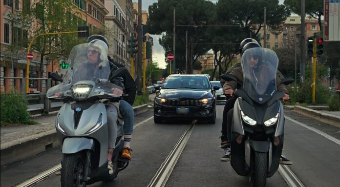 La Squadra mobile scopre i nascondigli dei pusher tra auto-deposito e un casco modificato come "caveau" su ruote
