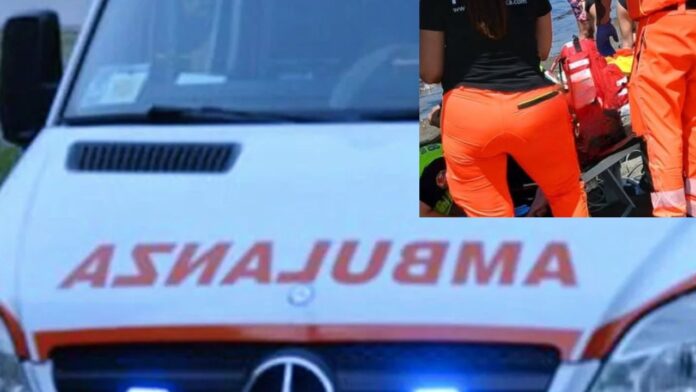Foto tedeschi Si accascia in acqua a pochi metri dalla riva: paura per una turista, soccorsa dai bagnini a Ostia