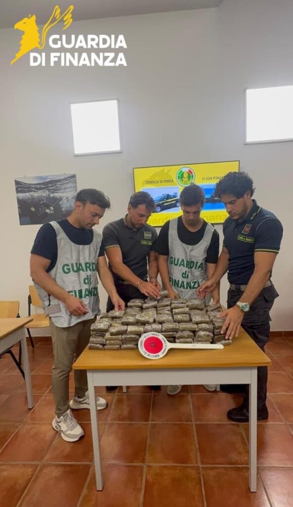 Maxisequestro della Guardia di Finanza: scovati 40 chili di hashish nascosti in una grotta a Ponza (VIDEO) 1