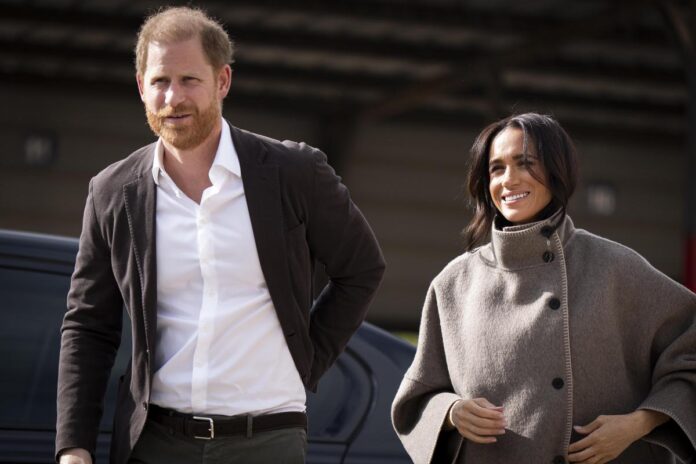 Harry e Meghan tornano in Gb con i figli (dopo quattro anni): grazie a un ‘ricatto emotivo’