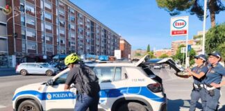 Controlli in Largo Preneste: 22enne su monopattino aggredisce un vigile e tenta la fuga. Trovato con carte rubate, è stato arrestato per resistenza e ricettazione