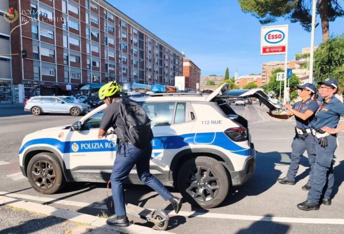 Controlli in Largo Preneste: 22enne su monopattino aggredisce un vigile e tenta la fuga. Trovato con carte rubate, è stato arrestato per resistenza e ricettazione