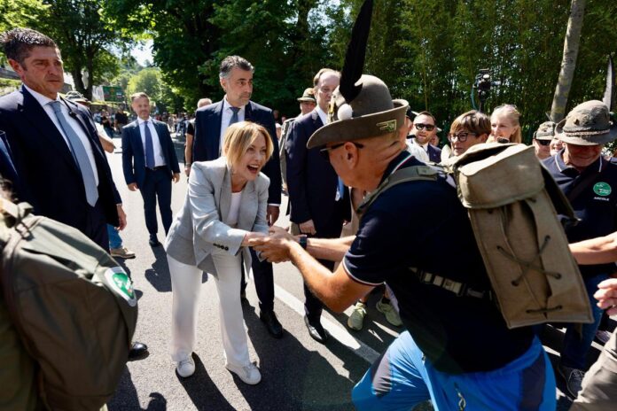 Italia-Usa, governo ‘smorza’ polemica con Trump. Meloni dagli Alpini: “Un po’ di sano orgoglio nazionale”