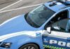 Lancia tanica di benzina su poliziotto e tenta di dargli fuoco, arrestato