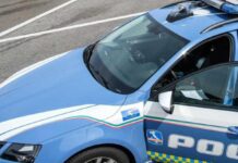 Lancia tanica di benzina su poliziotto e tenta di dargli fuoco, arrestato