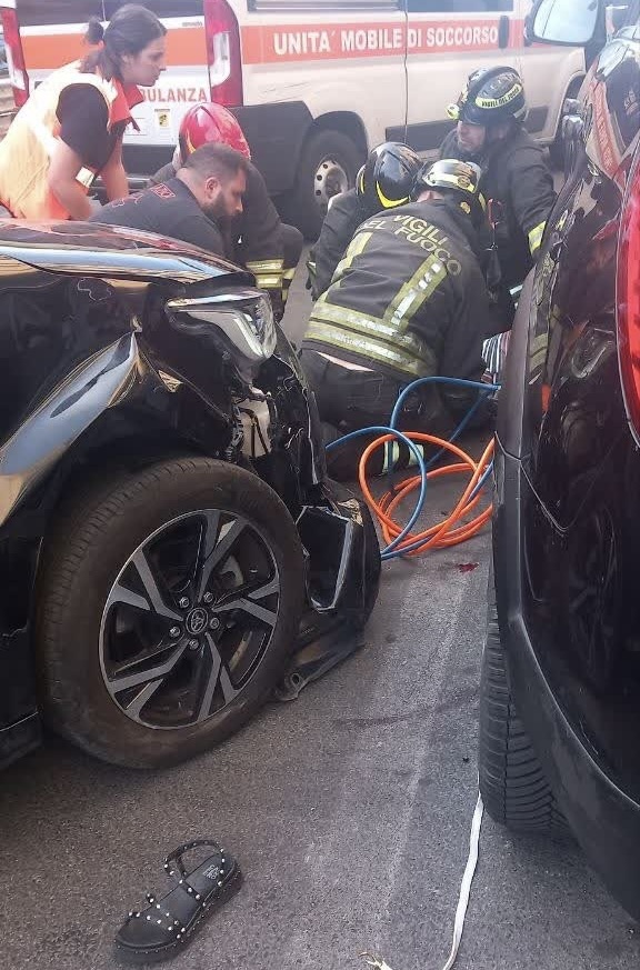 Incidente shock a Roma, carambola travolge due donne su viale della Serenissima: muore la figlia 1