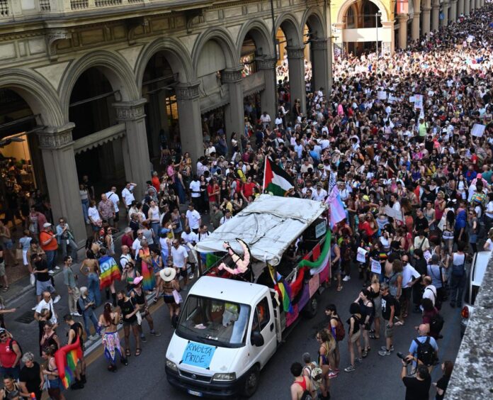 Pride Bologna, media Tel Aviv: “Israeliani spintonati, anche donna incinta”