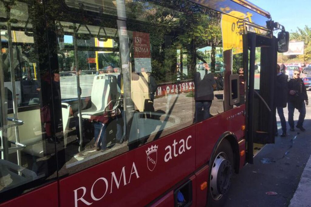 Autista Atac ferito alla guida: l'assalto sul 773 con una pietra 1