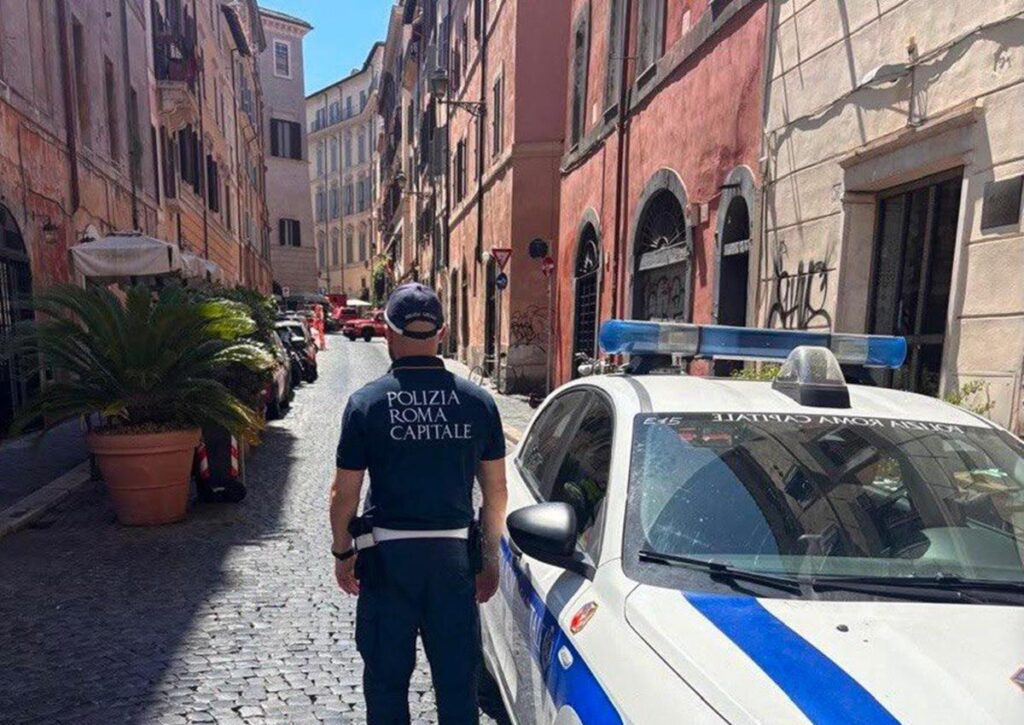 Esplosione in una palazzina in centro a Roma, un ferito e dieci evacuati 1