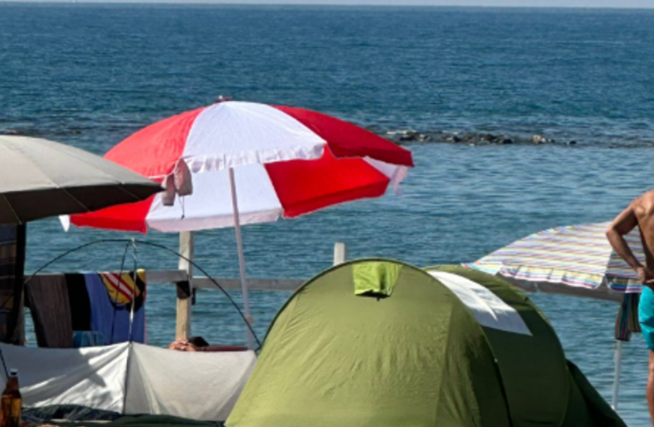 Tende, panni stesi e birra sulla spiaggia libera sequestrata di Ostia 1