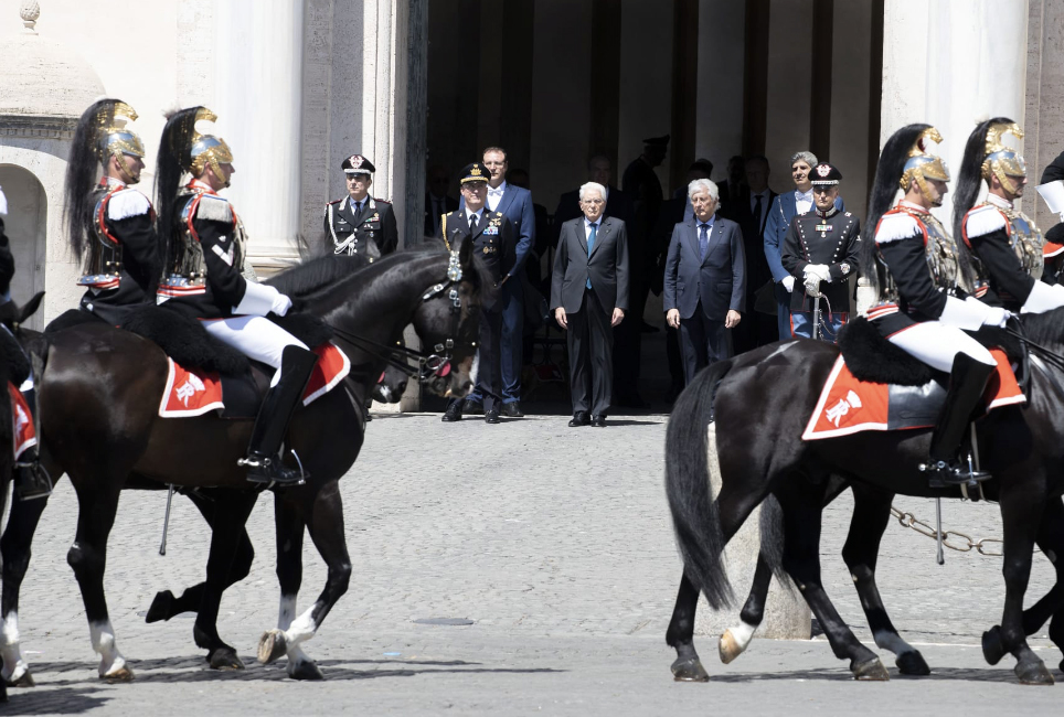 Cavalli e fanfare al Quirinale: spettacolo gratuito del Cambio della Guardia per l'80esimo della Repubblica (FOTO) 1 Cavalli e fanfare al Quirinale: spettacolo gratuito del Cambio della Guardia per l'80esimo della Repubblica (FOTO) 1