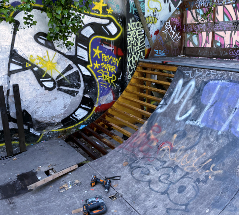 Lo skatepark dell’Ex Snia distrutto dai vandali: la comunità si mobilita (da sola) per salvare la struttura (FOTO) 1 Lo skatepark dell’Ex Snia distrutto dai vandali: la comunità si mobilita (da sola) per salvare la struttura (FOTO) 1