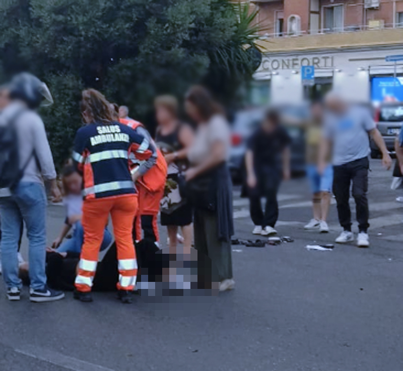 Schianto a Primavalle: auto travolge scooter, soccorsa giovane volata sull'asfalto (FOTO) 1