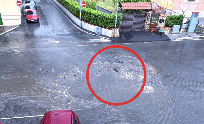 Nubifragio a Guidonia, asfalto crolla sotto il peso dell'acqua: auto finisce in una maxi voragine (FOTO) 1