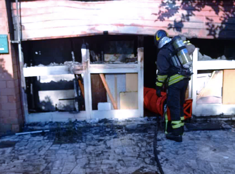 Terrore a Tivoli: incendio esplode all'improvviso e intrappola una coppia di coniugi in casa (FOTO) 1