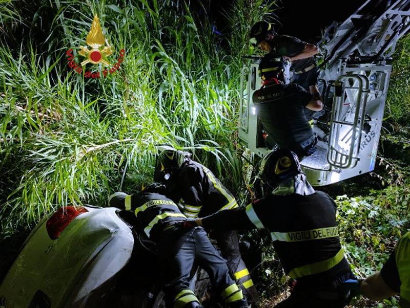 Auto precipita nel vuoto: corsa contro il tempo alla Cecchignola per salvare tre giovani (FOTO) 1