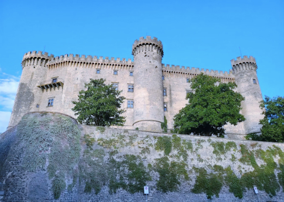 Bracciano Medievale: sbandieratori, spadaccini e sfide tra rioni all'ombra del Castello Orsini Odescalchi (FOTO) 1