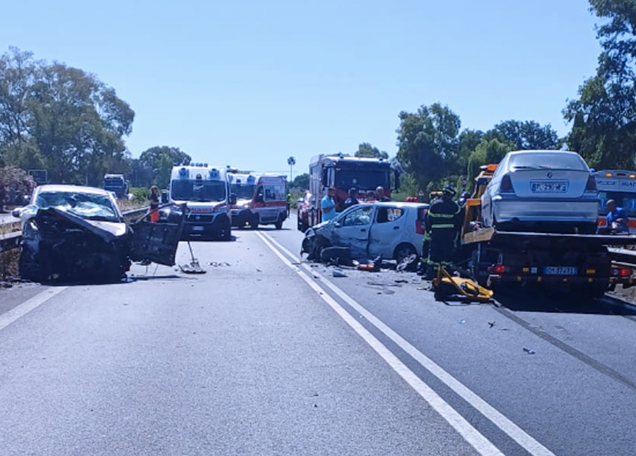 Tragedia sulla Pontina: un morto e cinque feriti nel violento scontro tra tre veicoli (FOTO) 1